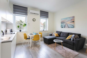 Bright and Modern Triplex with balcony